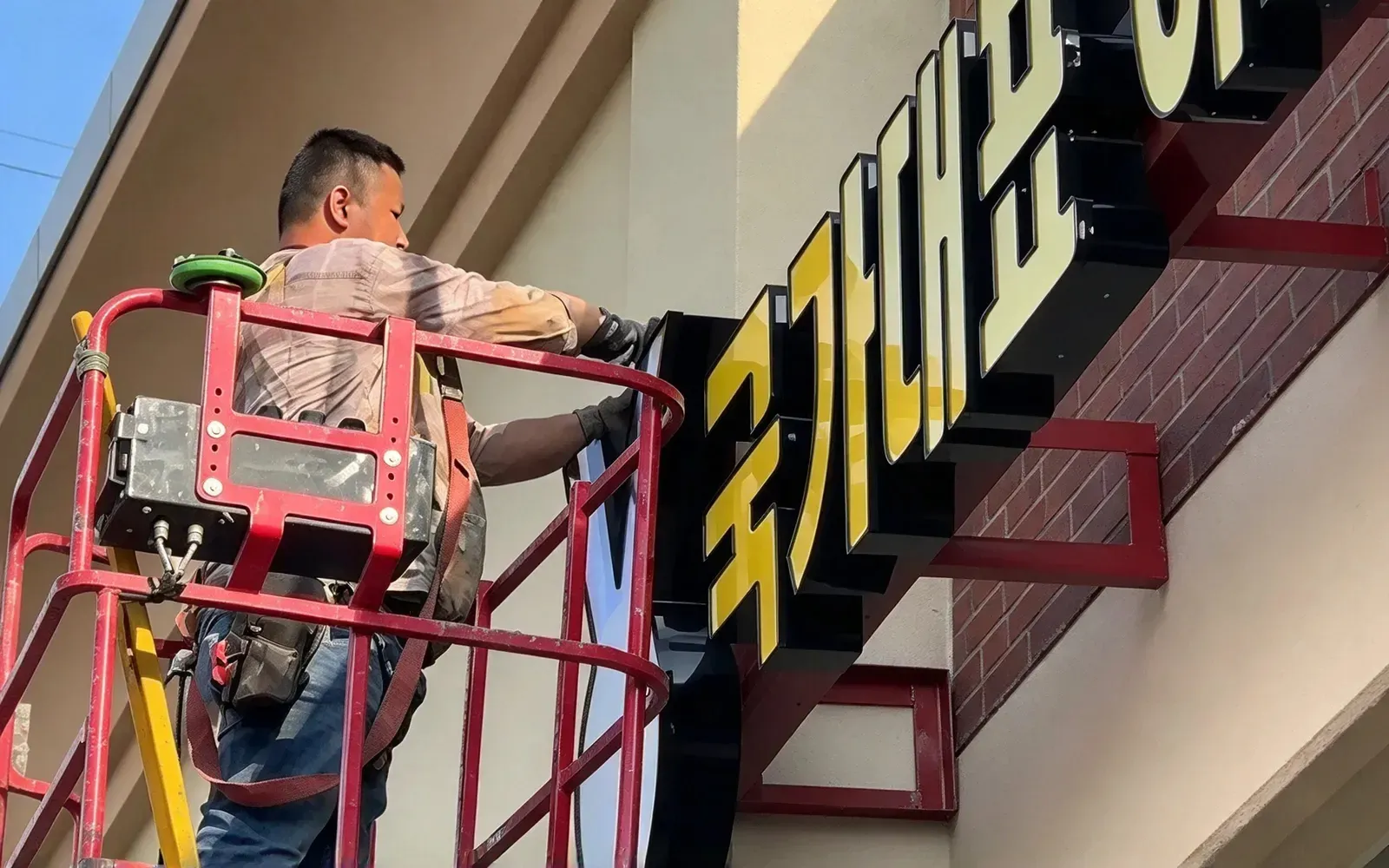 High platform sign installation