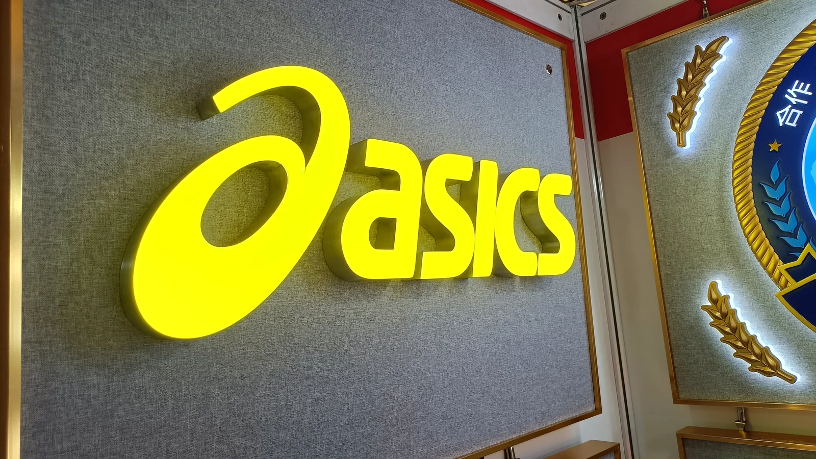 Illuminated logo channel letters for retail brand
