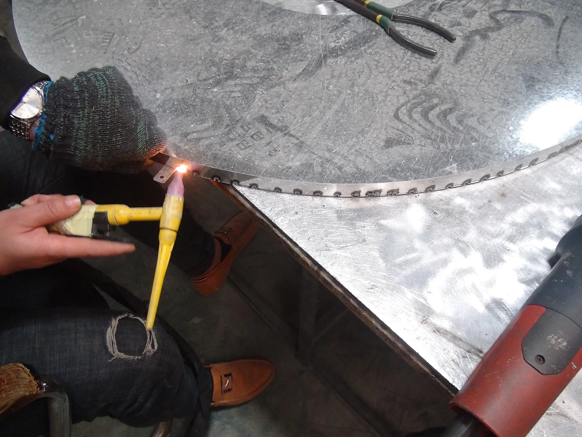 Hand finishing a curved metal letter return seam