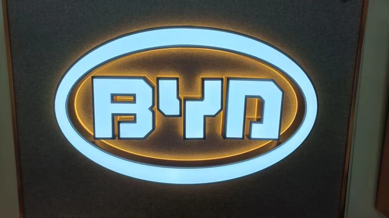 An oval logo sample with bright faces, a blue-white outline and warm light within the oval.